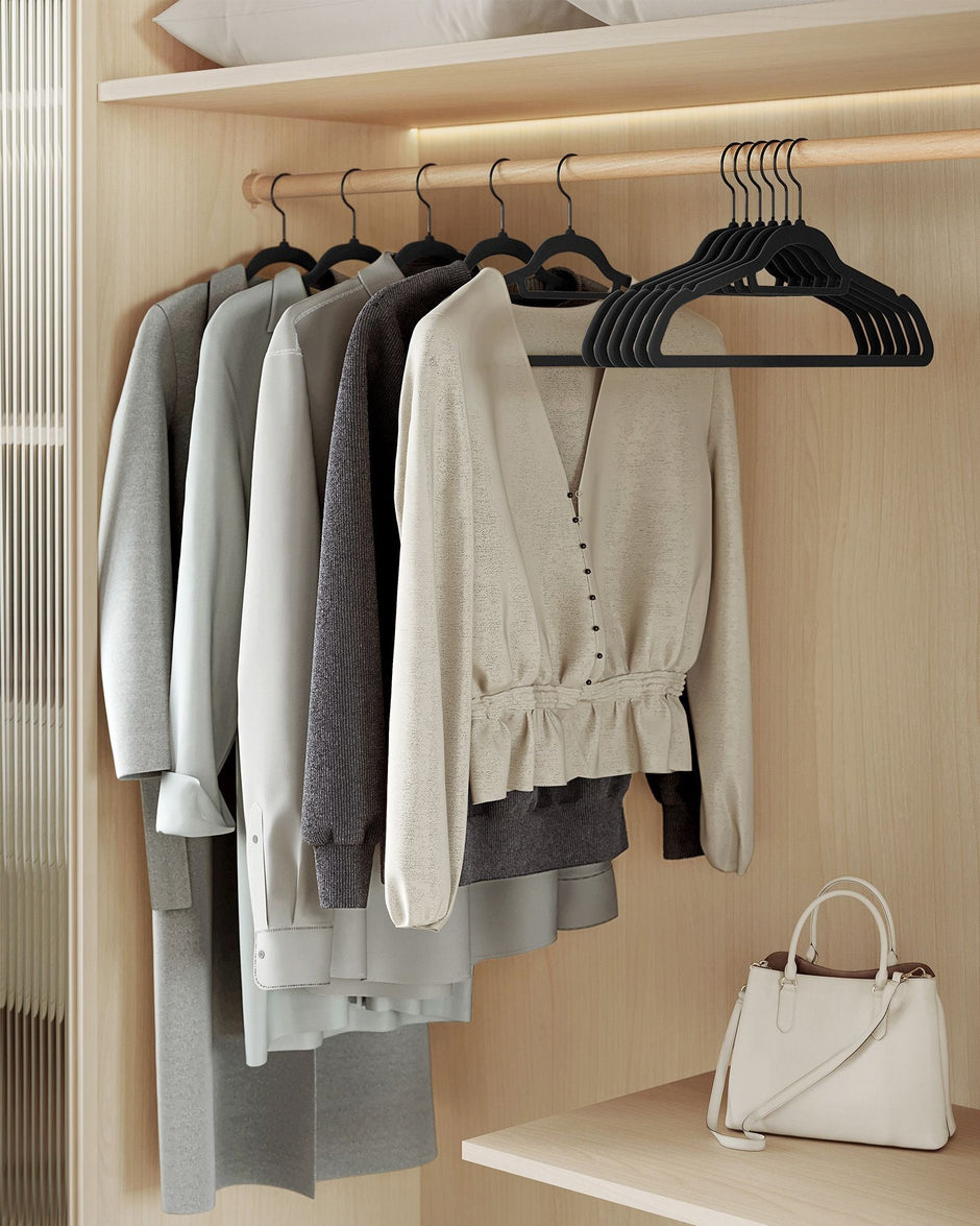 Velvet Hangers – Velvet – Cloud White – Set of 50 with Non-Slip Design and Rose Gold Swivel Hook