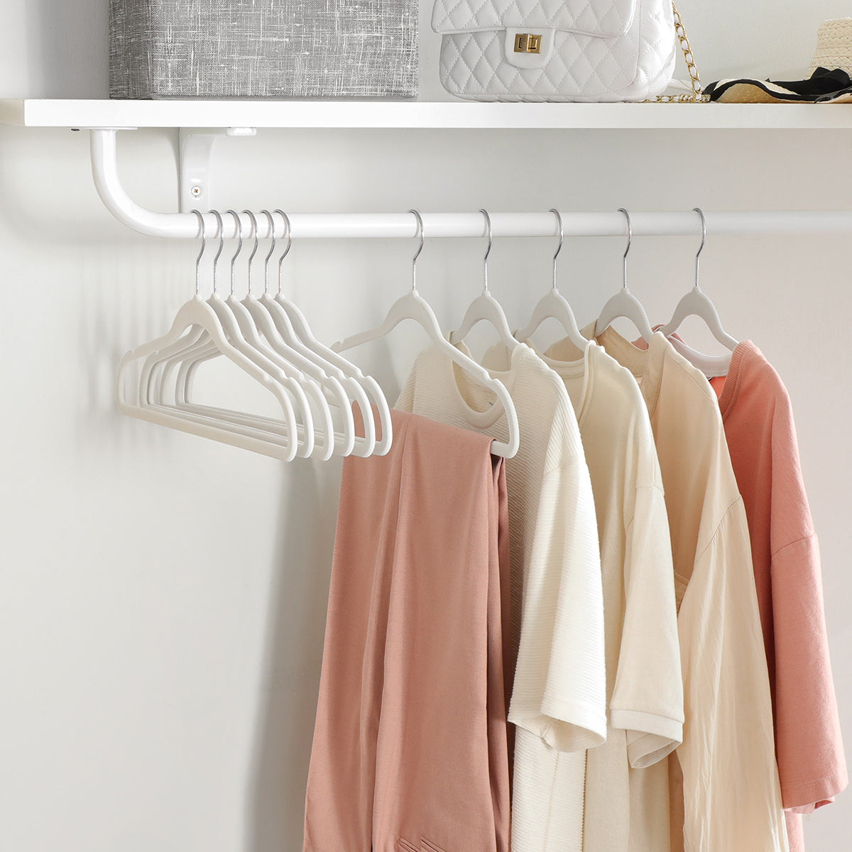 Set of 30 Velvet Hangers – White – Space-Saving Design – 360° Swivel Hooks