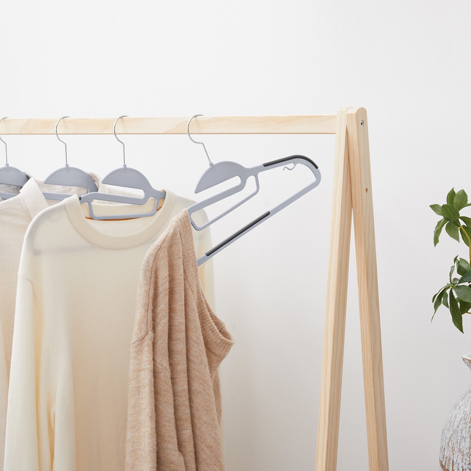 Plastic Coat Hangers – Plastic – Grey – Space-Saving Non-Slip Design, 360° Rotating Hook, Set of 20