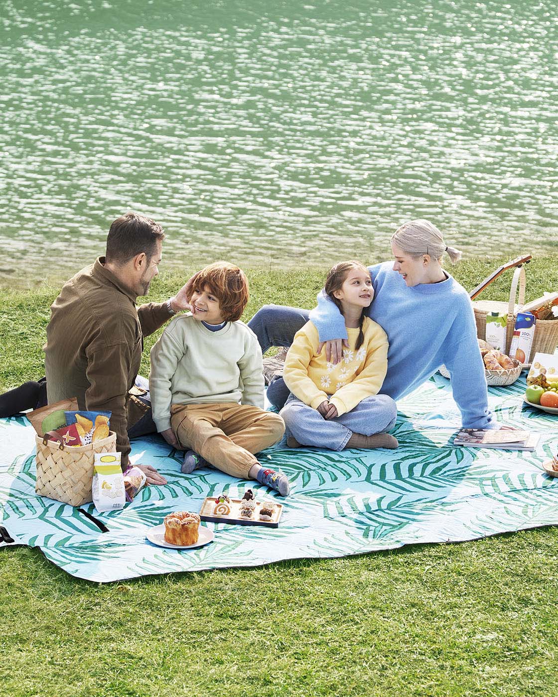 Foldable Picnic Mat – Waterproof – Blue with Fern Pattern – Large 200 x 200 cm