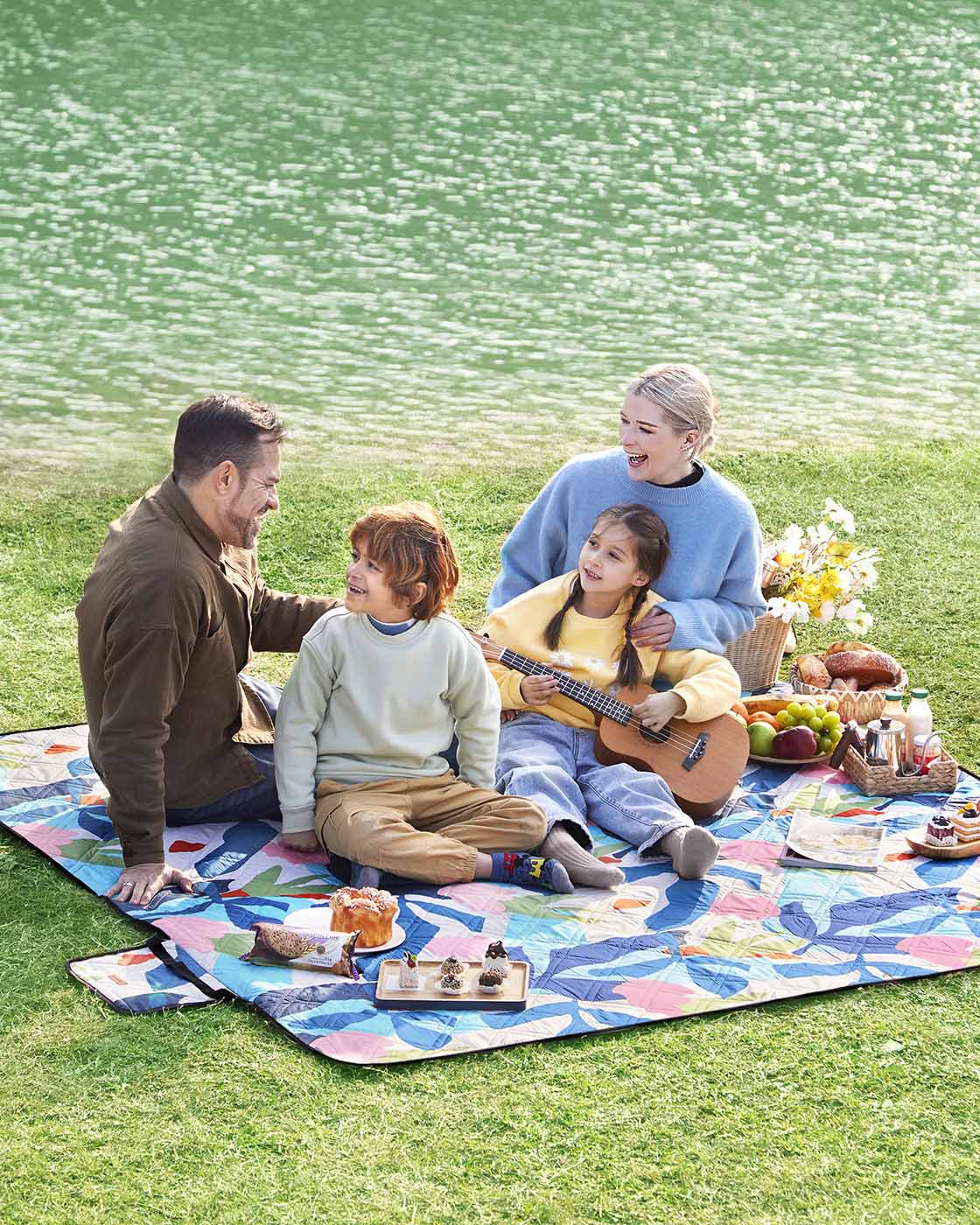 Picnic Blanket – Fabric – Multicolor – Large Waterproof and Machine Washable, Foldable Design, 200 x 300 cm