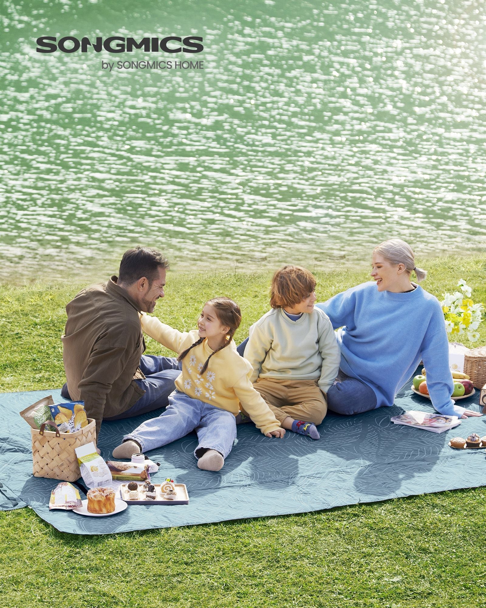 Picnic Blanket – Fabric – Light Blue with Leaf Pattern – Generously Sized 300 x 200 cm