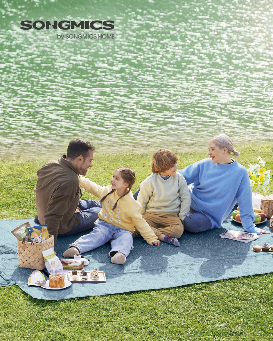 Picnic Blanket – Fabric – Light Blue with Leaf Pattern – Generously Sized 300 x 200 cm