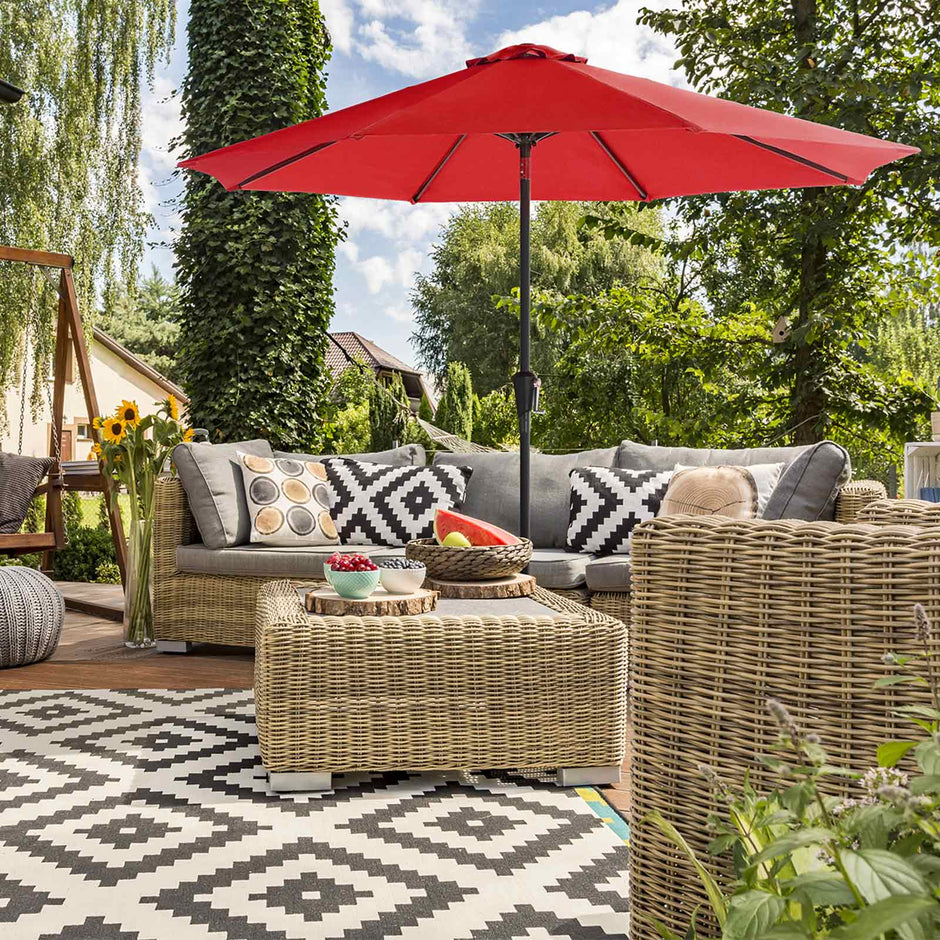 Patio Sun Umbrella – Polyester – Red – UV50+, Octagonal Canopy with Tilt and Crank Mechanism