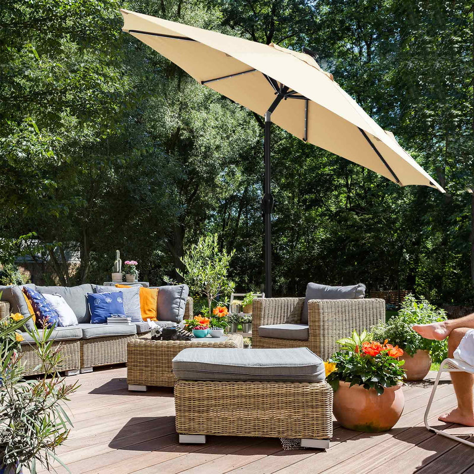 Patio Parasol Umbrella – Polyester – Beige – 2.7 m with Solar-Powered LED Lights, UPF 50+ Protection, Tilting Design