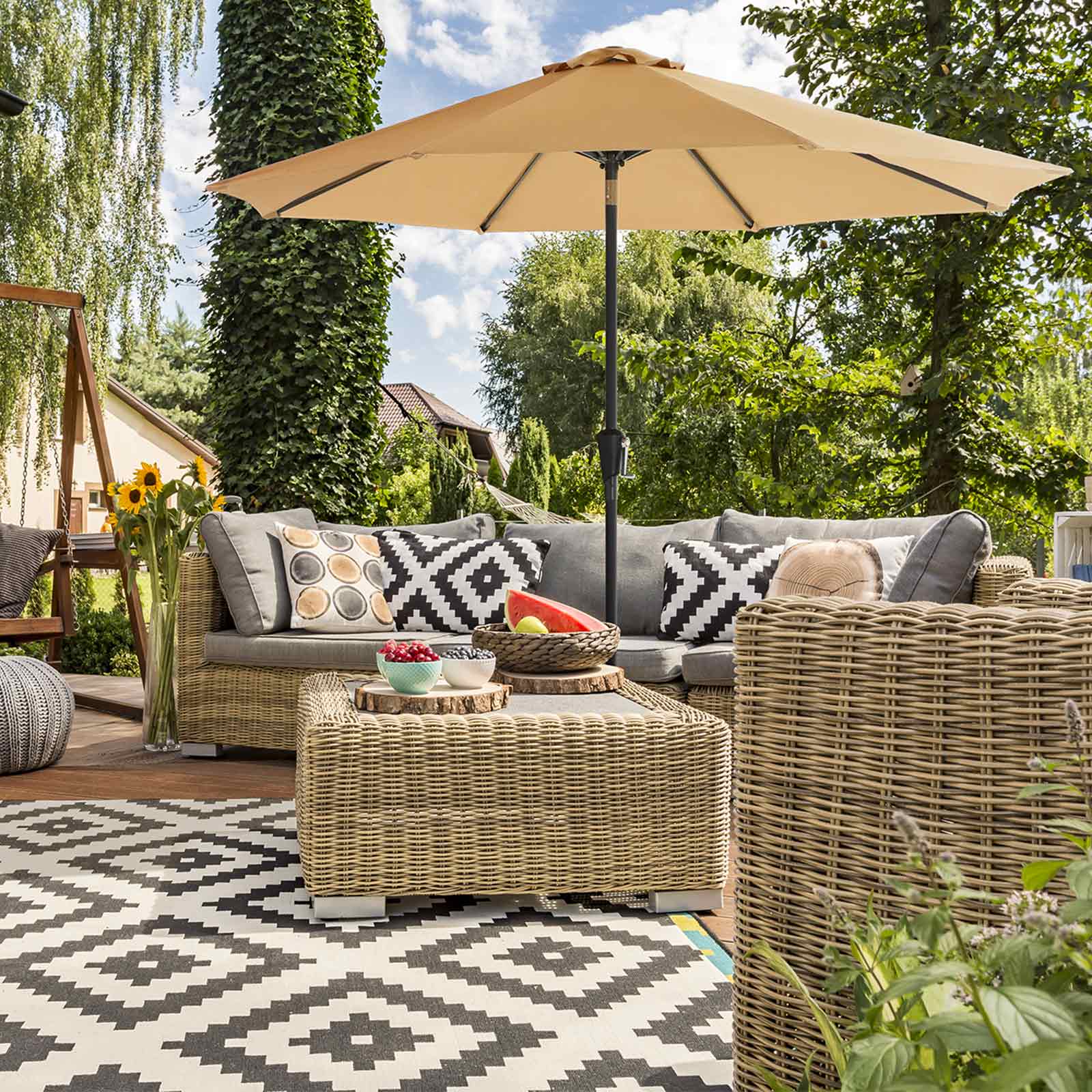 Patio Parasol – Polyester – Beige – Octagonal Canopy with Tilt and Crank Mechanism, UV50+ Sun Shade