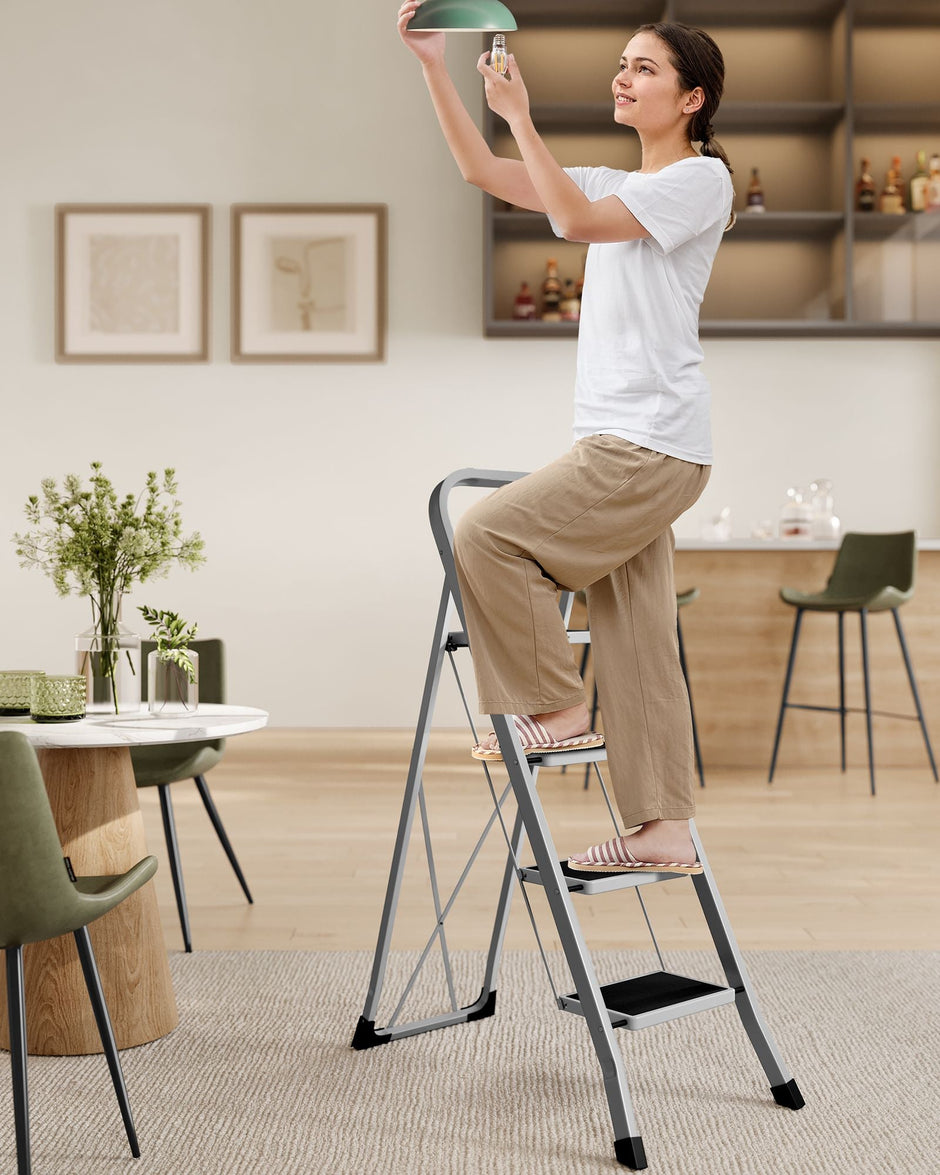 Folding Ladder – Metal – Dove Grey – 4 Steps with Safety Lock