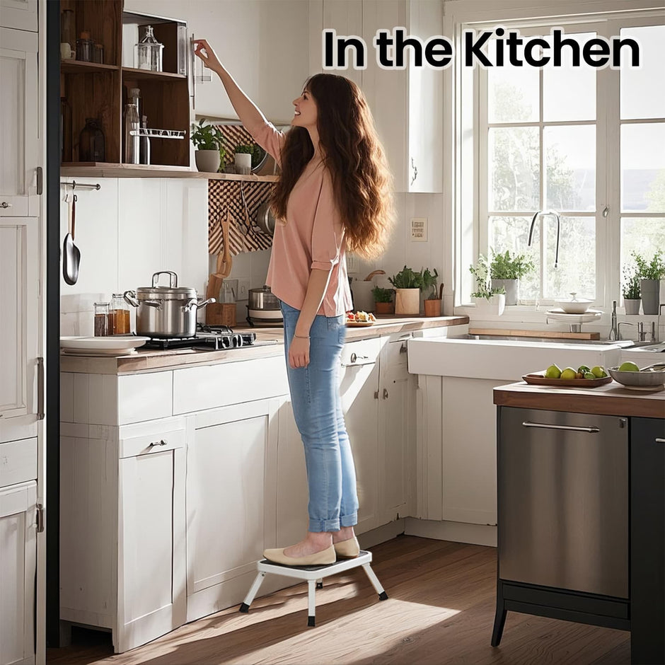 Folding Step Stool – Plastic – White – Non-Slip, Max Load Capacity 150 kg