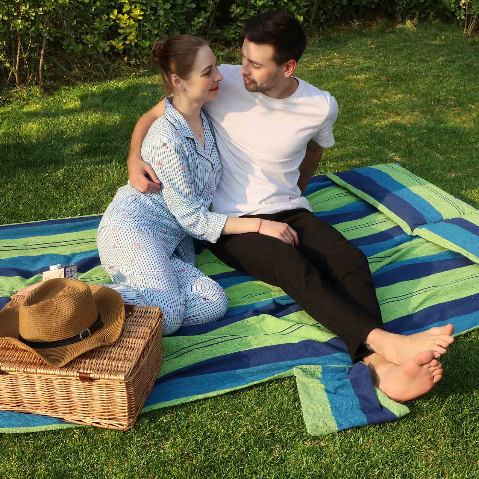 Hammock – 70% Cotton – Multi-Color – Includes Two Pillows, Portable for Two Persons, Max Load 300 kg