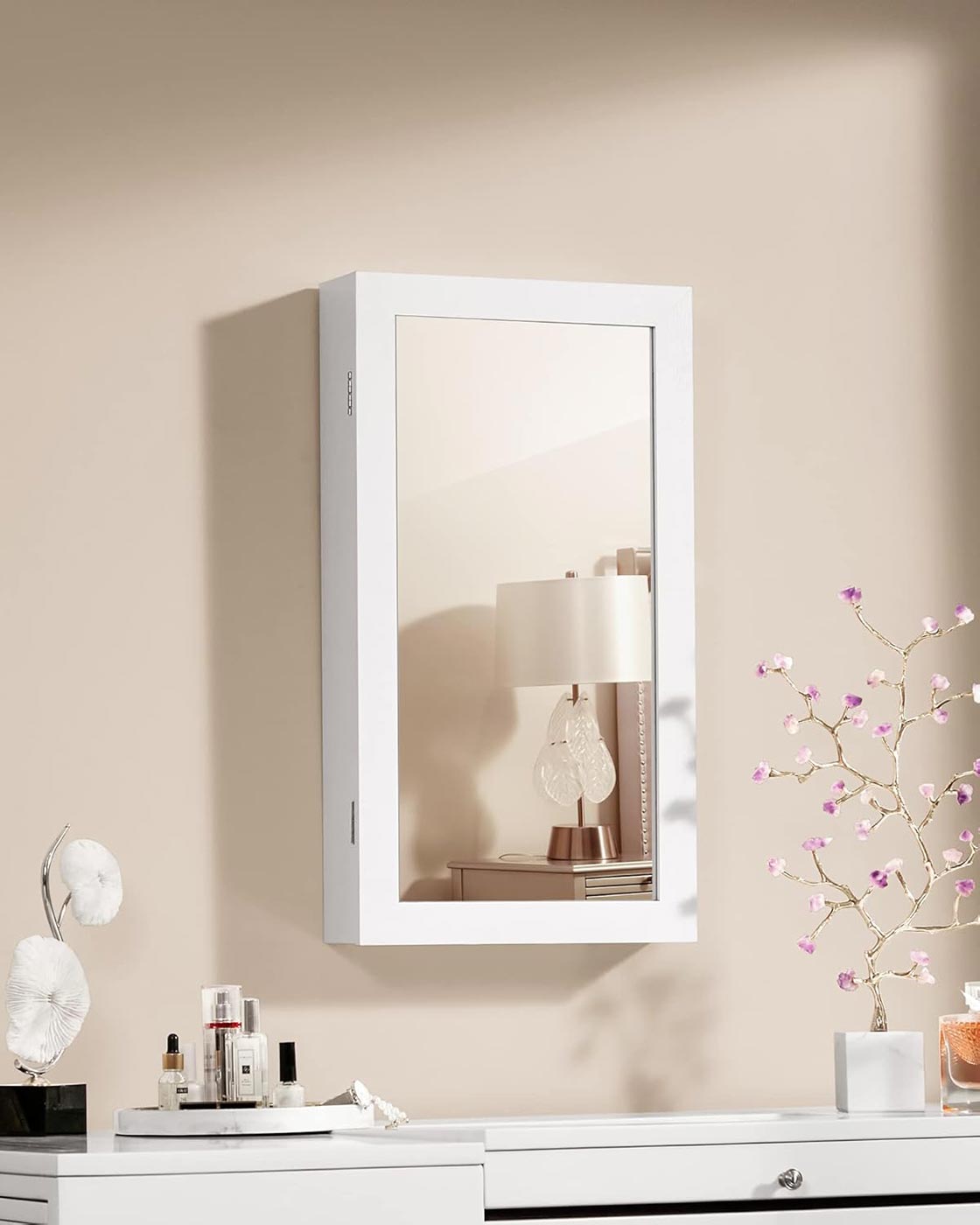 Lockable Jewellery Cabinet – Wood – White – Wall-Mounted with Mirror and Space-Saving Design