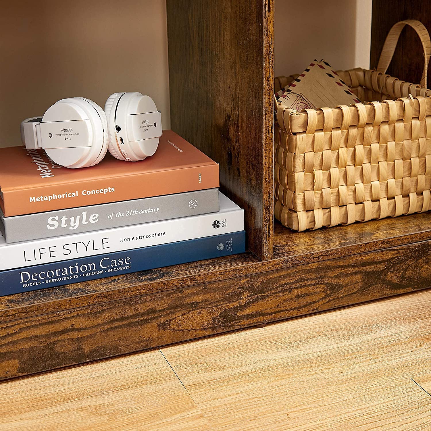 Wooden Bookcase – Rustic Brown – 5 Cubbyholes and 3 Book Organisers