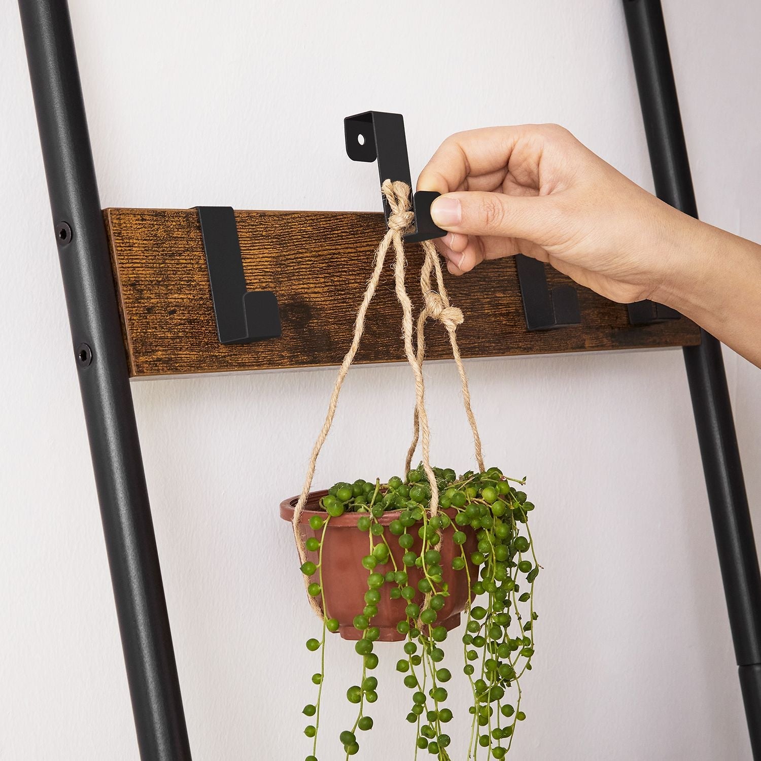 Blanket Ladder – Metal and Wood – Rustic Brown and Black – 5-Tier with Hooks and Space-Saving Design