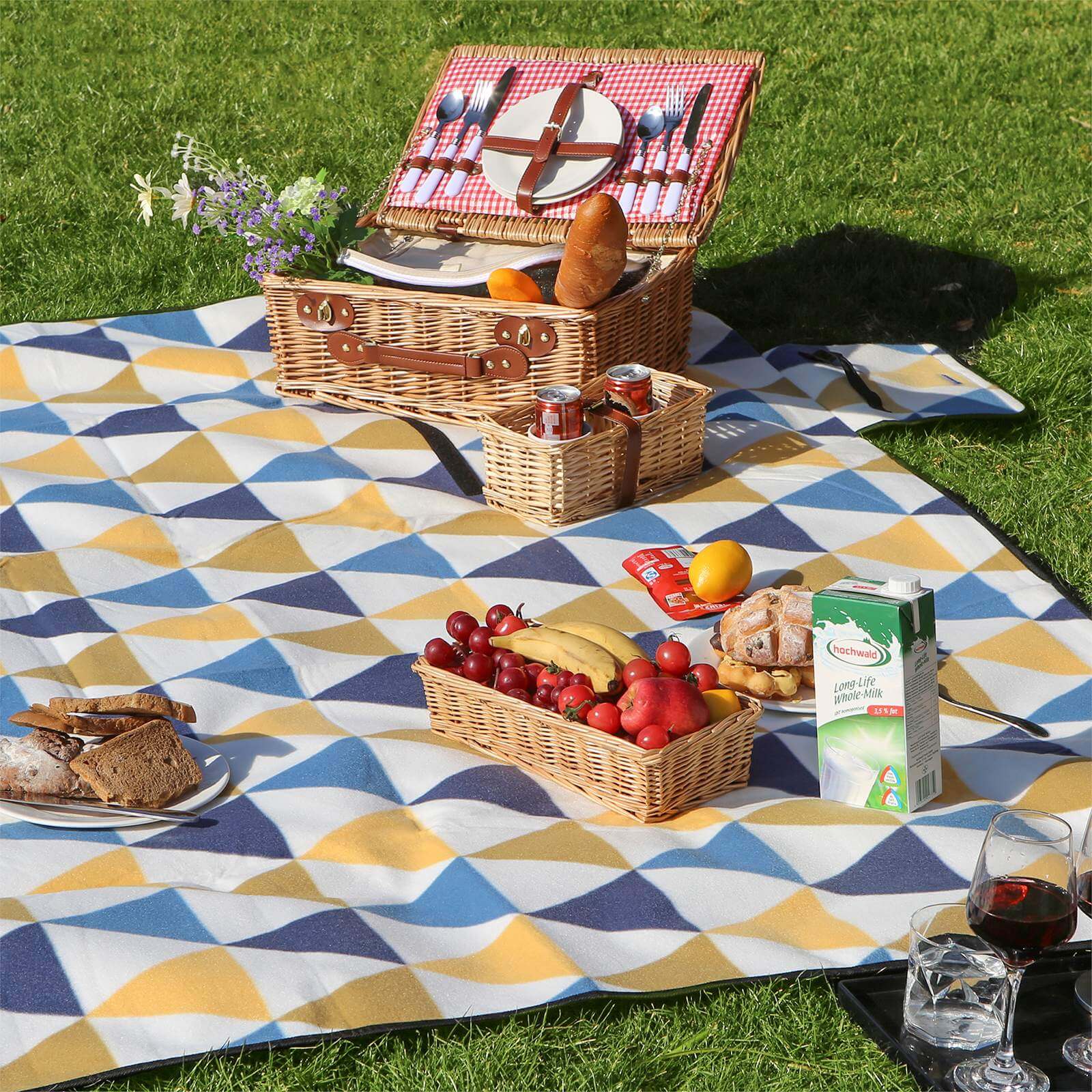 Picnic Blanket – Waterproof – Multi-Color – 200 x 200 cm with Handle