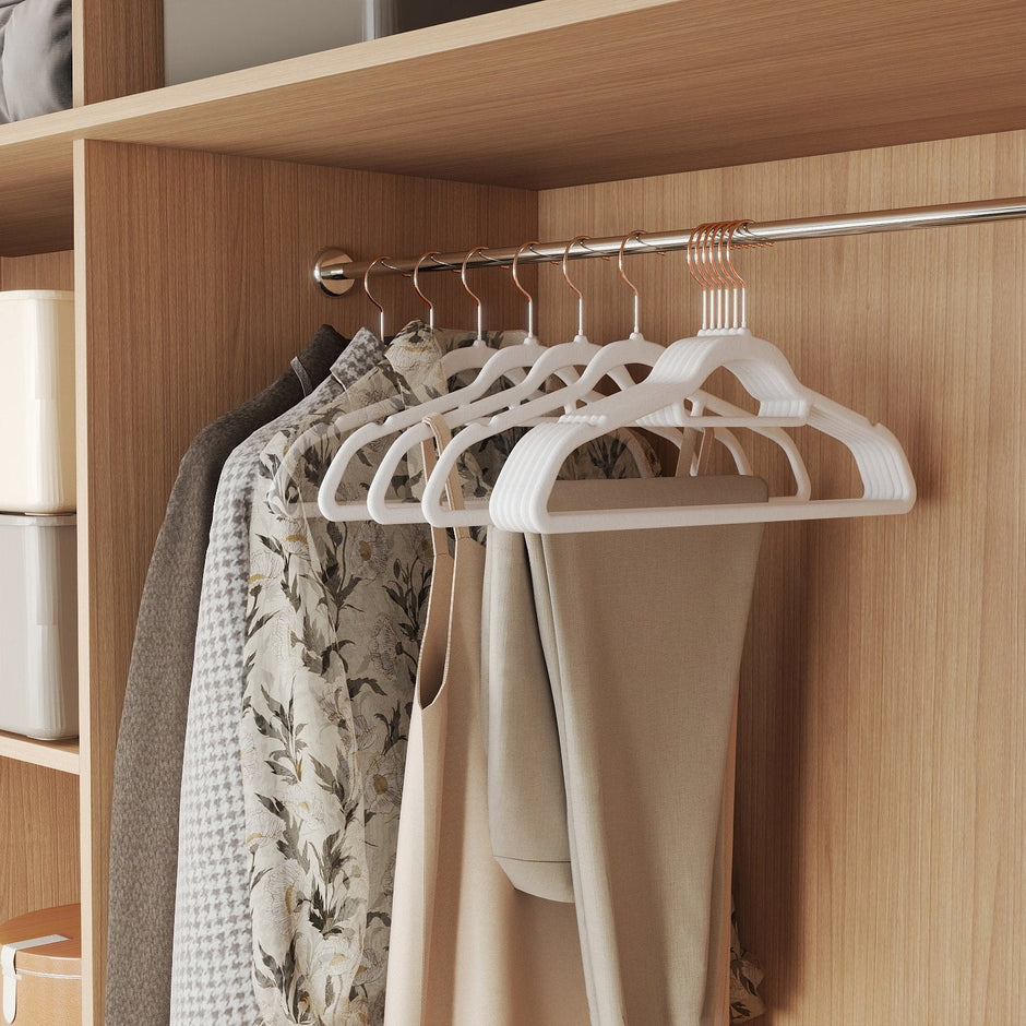 Velvet Hangers – Velvet – Cloud White – Set of 50 with Rose Gold Swivel Hook and Non-Slip Design