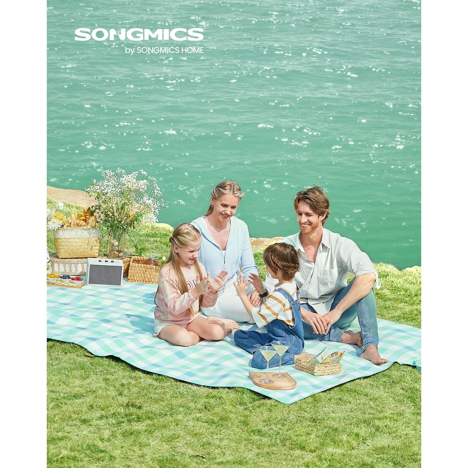 Picnic Blanket – Waterproof – Green and White – Foldable with Pegs – 300 x 200 cm