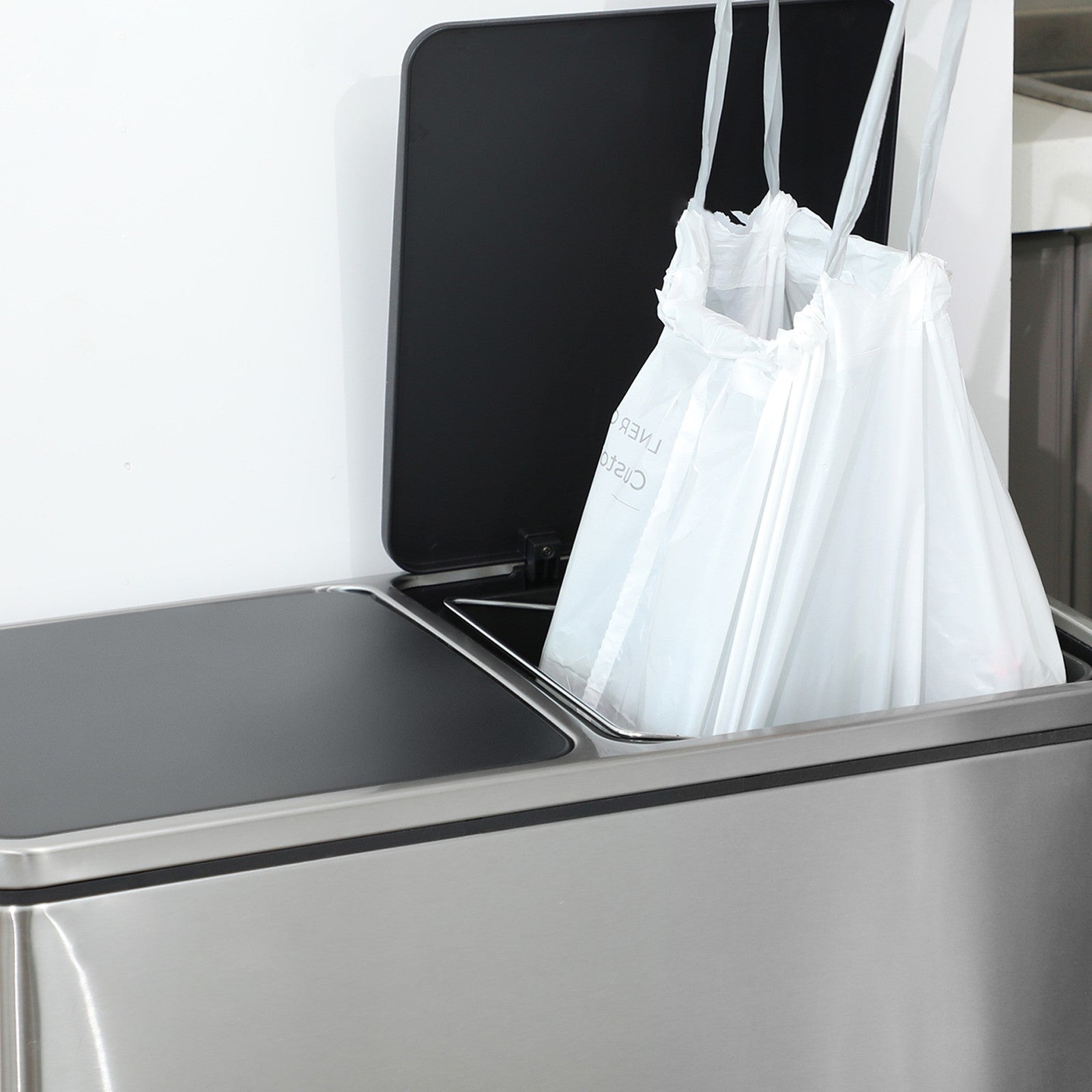 Drawstring Trash Bags – White – Robust and Watertight – For 8-Gallon Trash Bins – 1 Roll