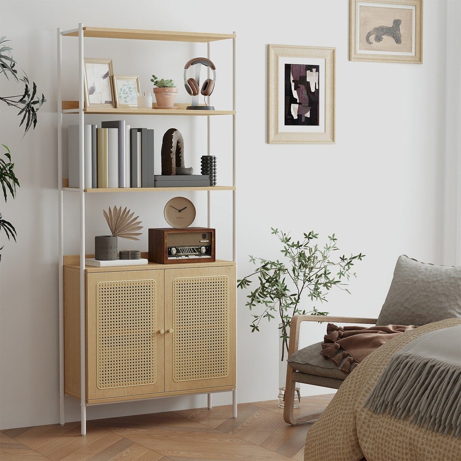 6-Tier Bookshelf – Metal Frame – Oak Beige and Pearl White – Adjustable Shelves with Rattan-Like Doors
